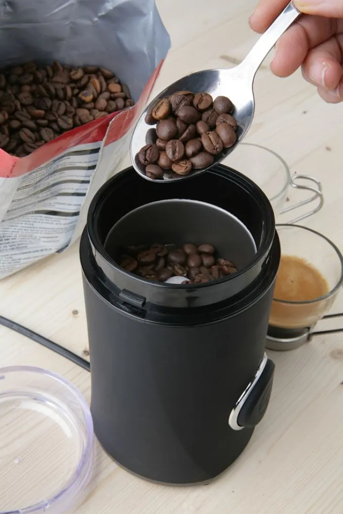 BLACK & DECKER - BXCG150E Macina Caffè 150 Watt, 230 Volt, Lame in Acciaio Inox - Nero