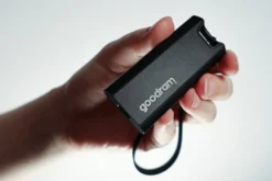 GoodRam - Disco rigido SSD esterno da 1TB - USB 3.2 Gen. 2x2 Tipo-C - Move Ridge Nero - Velocità di lettura fino a 2000MB/s, velocità di scrittura fino a 2000MB/s - Custodia in metallo - 75×32×9,5mm
