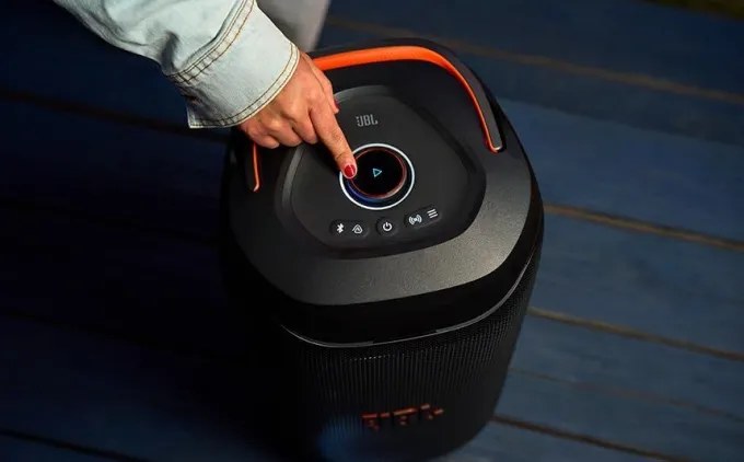 JBL PartyBox 130 Diffusore Portatile per feste con potente JBL Sound, Bluetooth, Lightshow dinamico, Design IPX4 resistente agli schizzi, fino a 15 ore di Batteria, Nero
