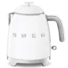 Smeg, Bollitore Elettrico Piccolo KLF05WHEU 0,8 L, Filtro in Acciaio Inox, Autospegnimento di Sicurezza, Indicatore Livello di Acqua, Base Antiscivolo e Avvolgicavo Integrato, Potenza 1400W, Bianco