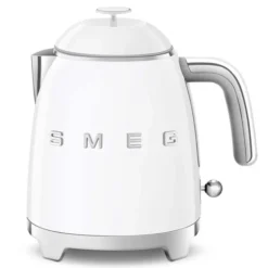 Smeg, Bollitore Elettrico Piccolo KLF05WHEU 0,8 L, Filtro in Acciaio Inox, Autospegnimento di Sicurezza, Indicatore Livello di Acqua, Base Antiscivolo e Avvolgicavo Integrato, Potenza 1400W, Bianco